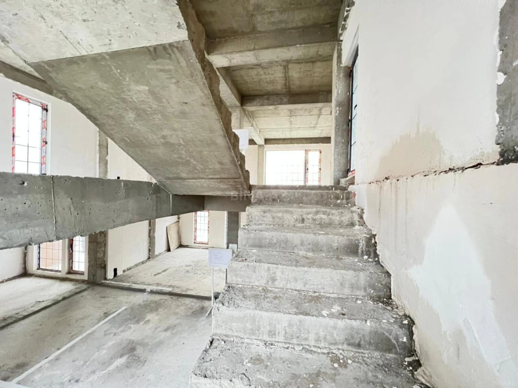 Satılır 8 otaqlı mənzil 523 m²