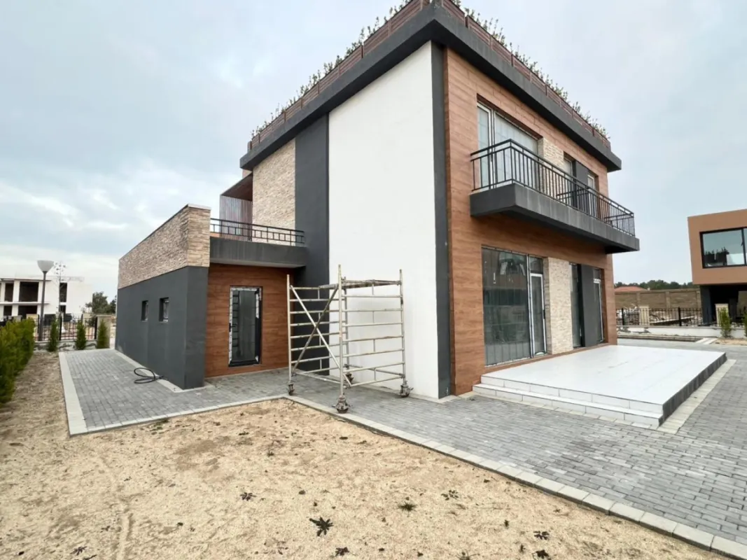 Satılır 8 otaqlı mənzil 523 m²