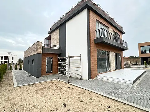 Satılır 8 otaqlı mənzil 523 m²