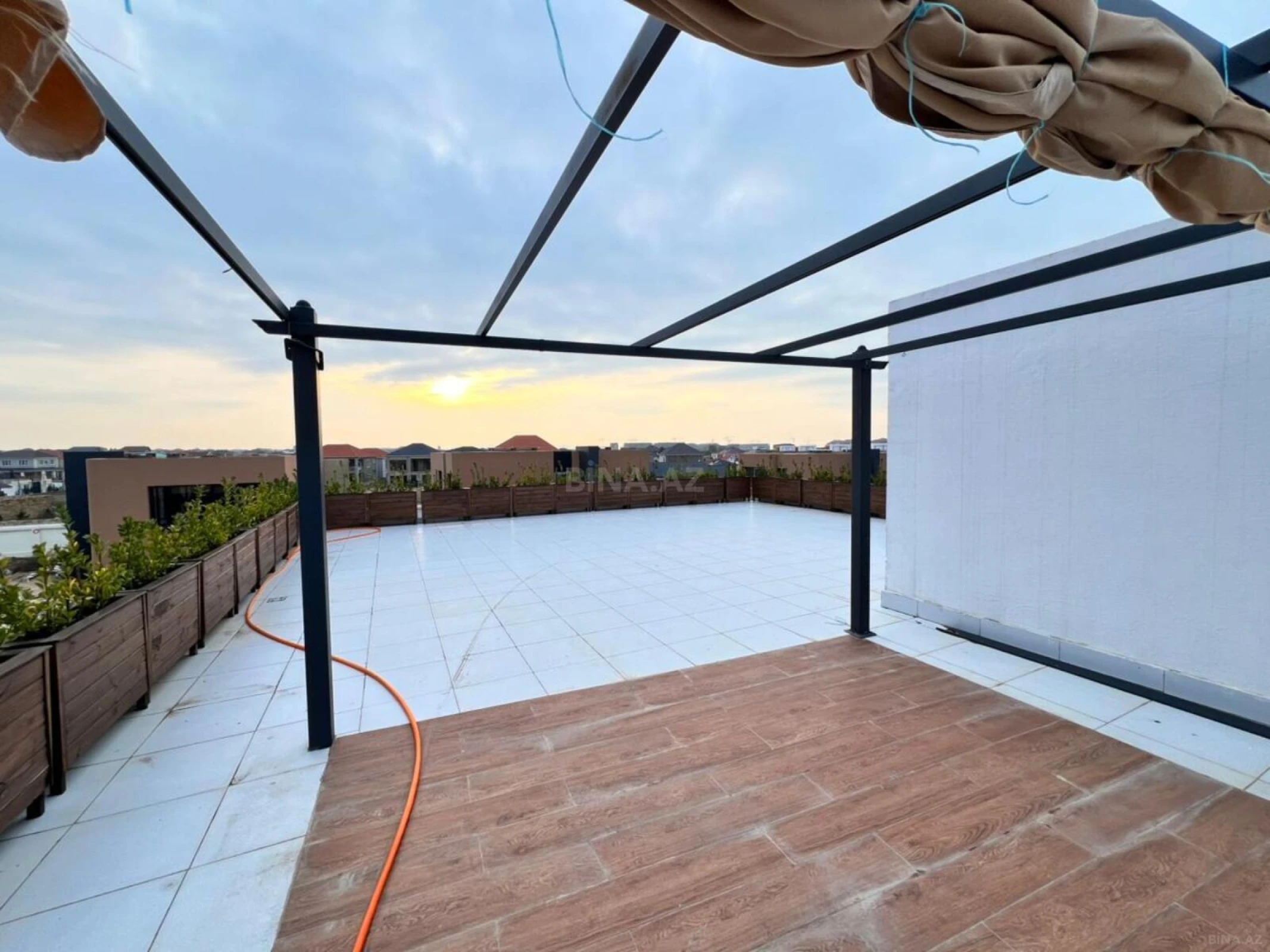 Satılır 8 otaqlı mənzil 523 m²