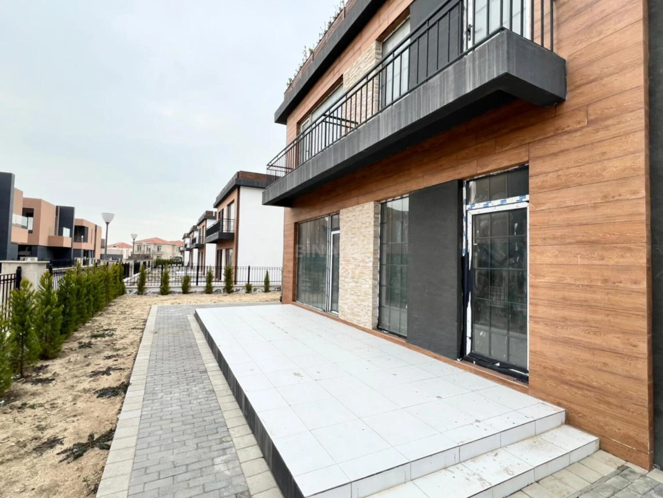 Satılır 8 otaqlı mənzil 523 m²
