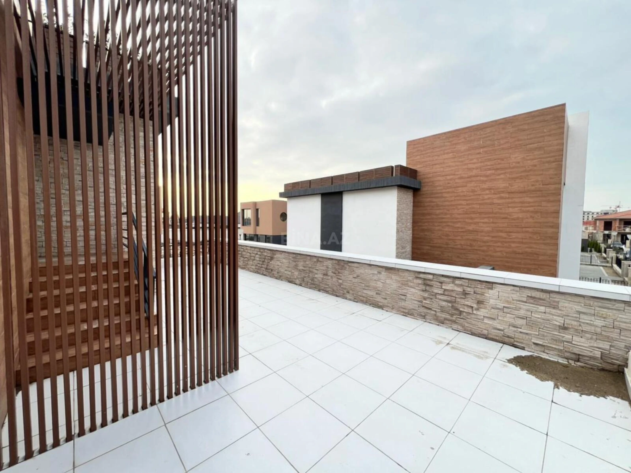 Satılır 8 otaqlı mənzil 523 m²