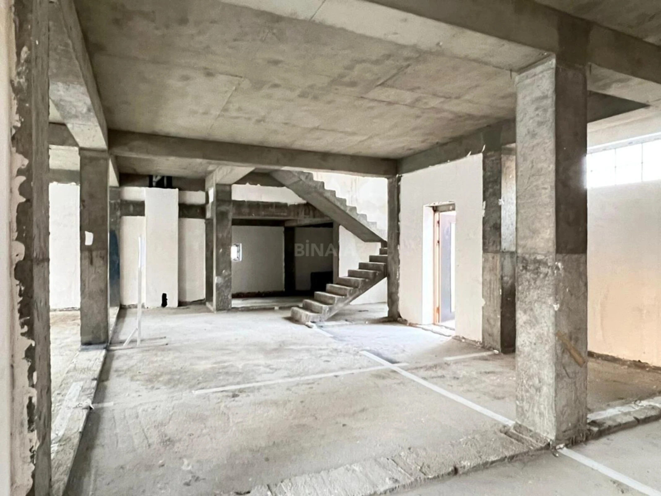 Satılır 8 otaqlı mənzil 523 m²