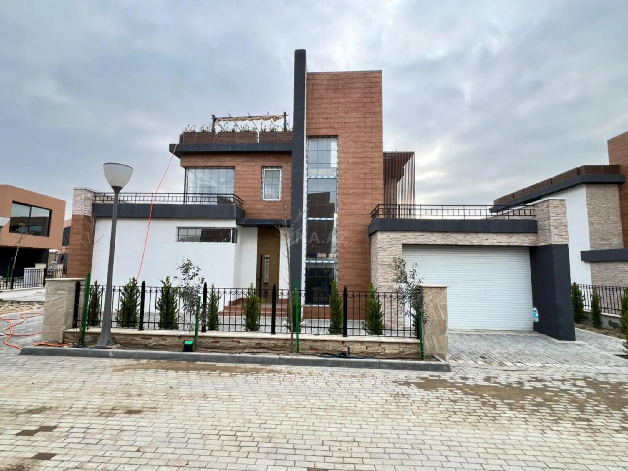 Satılır 8 otaqlı mənzil 523 m²