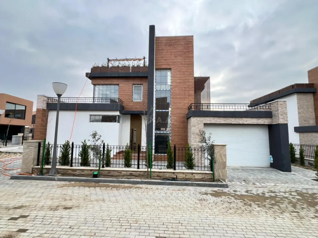 Satılır 8 otaqlı mənzil 523 m²