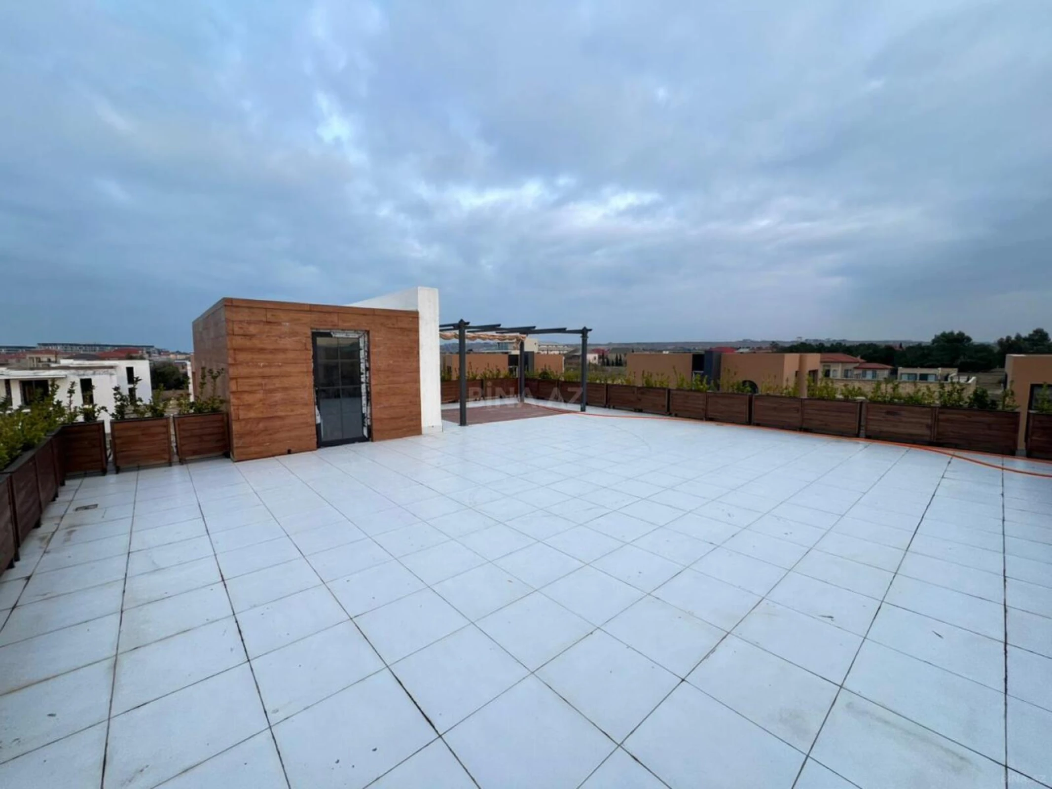 Satılır 8 otaqlı mənzil 523 m²