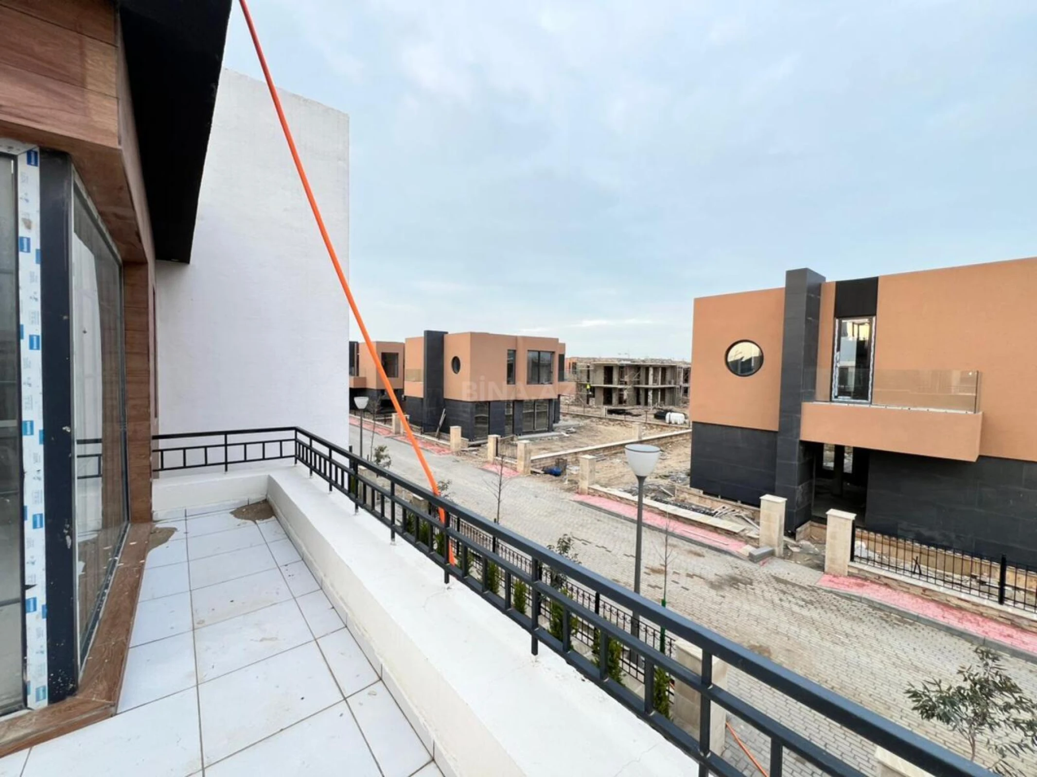 Satılır 8 otaqlı mənzil 523 m²