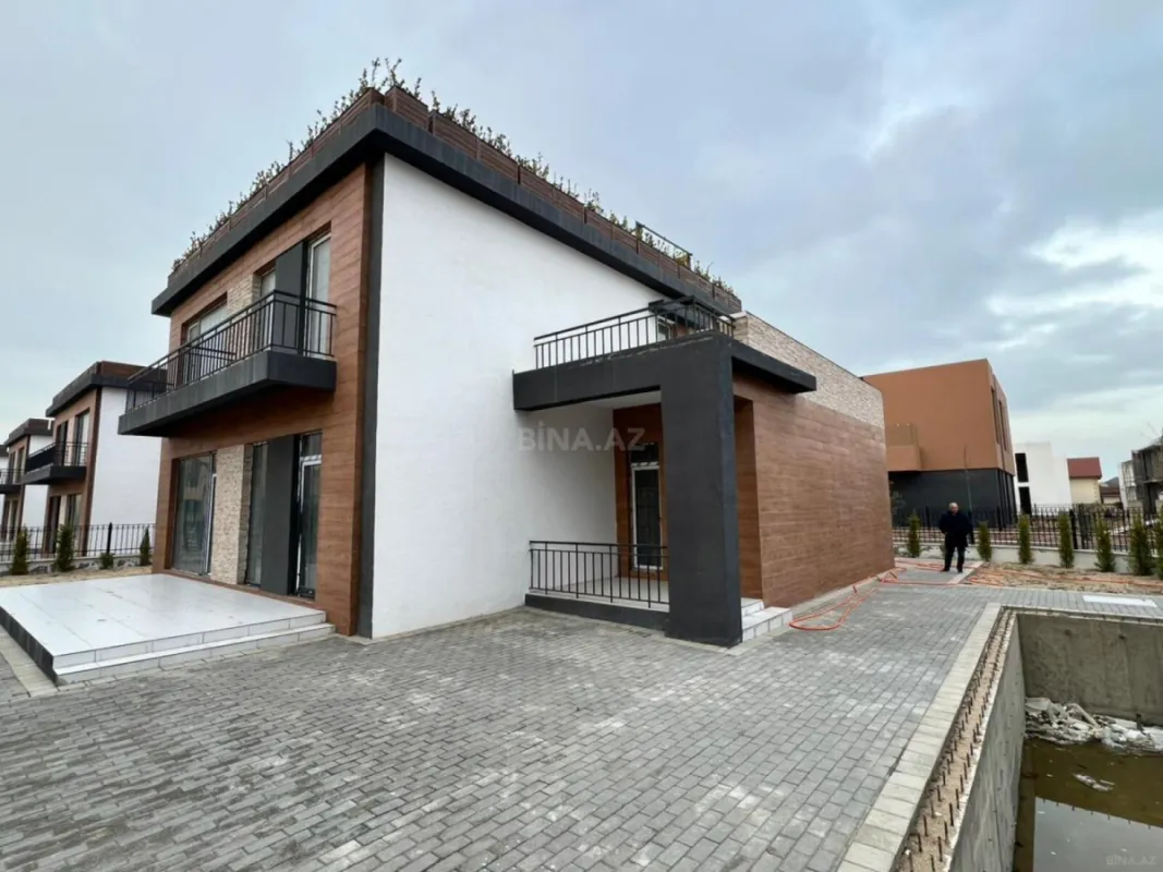 Satılır 8 otaqlı mənzil 523 m²