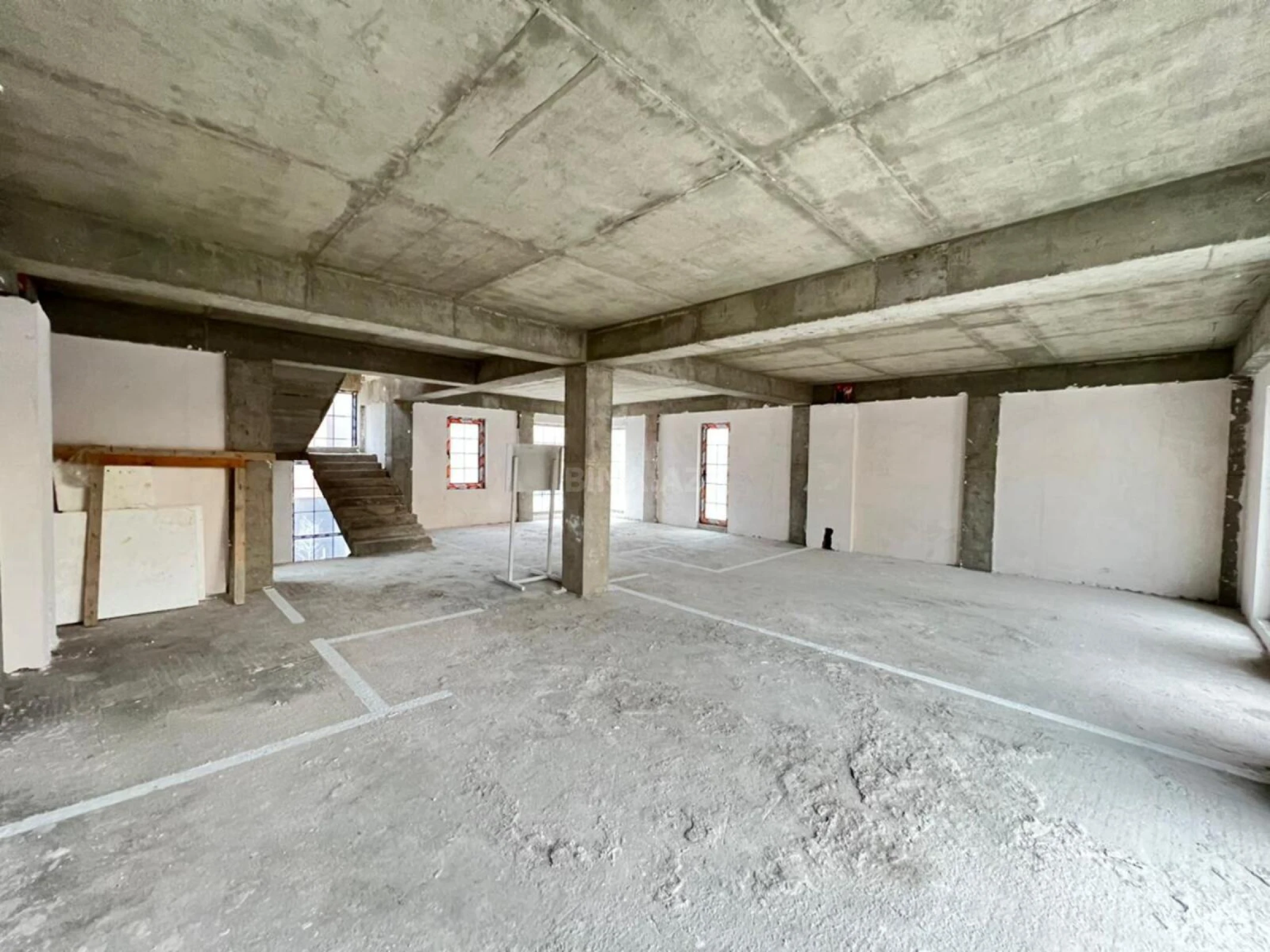 Satılır 8 otaqlı mənzil 523 m²
