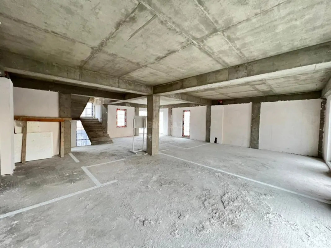 Satılır 8 otaqlı mənzil 523 m²