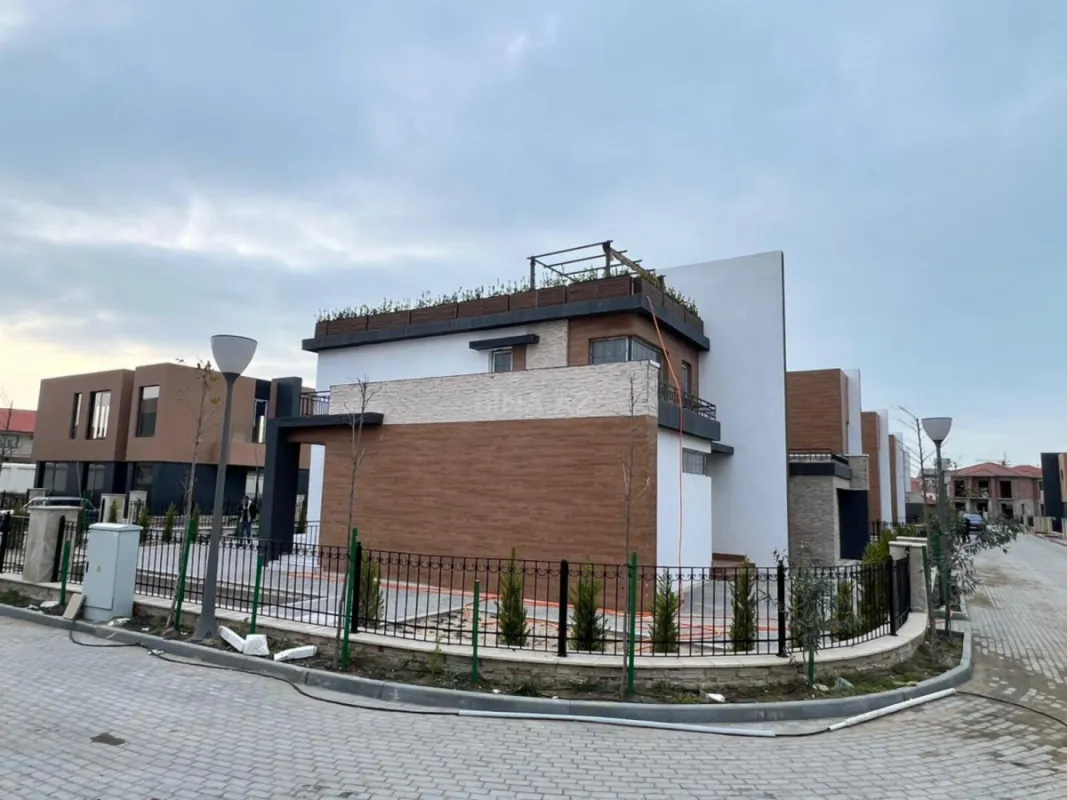 Satılır 8 otaqlı mənzil 523 m²