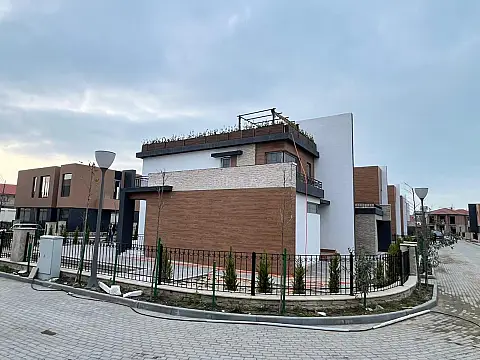 Satılır 8 otaqlı mənzil 523 m²