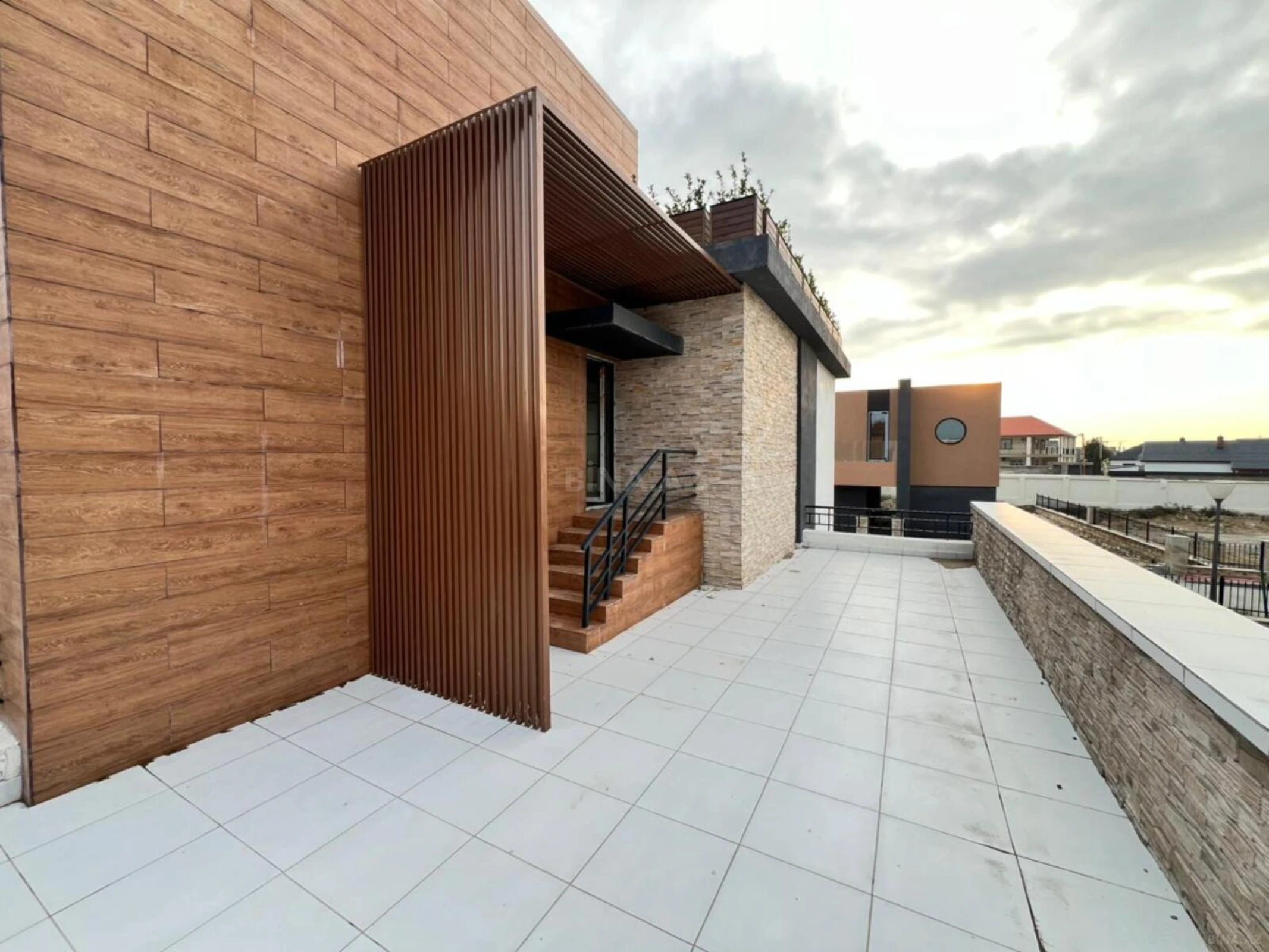 Satılır 8 otaqlı mənzil 523 m²
