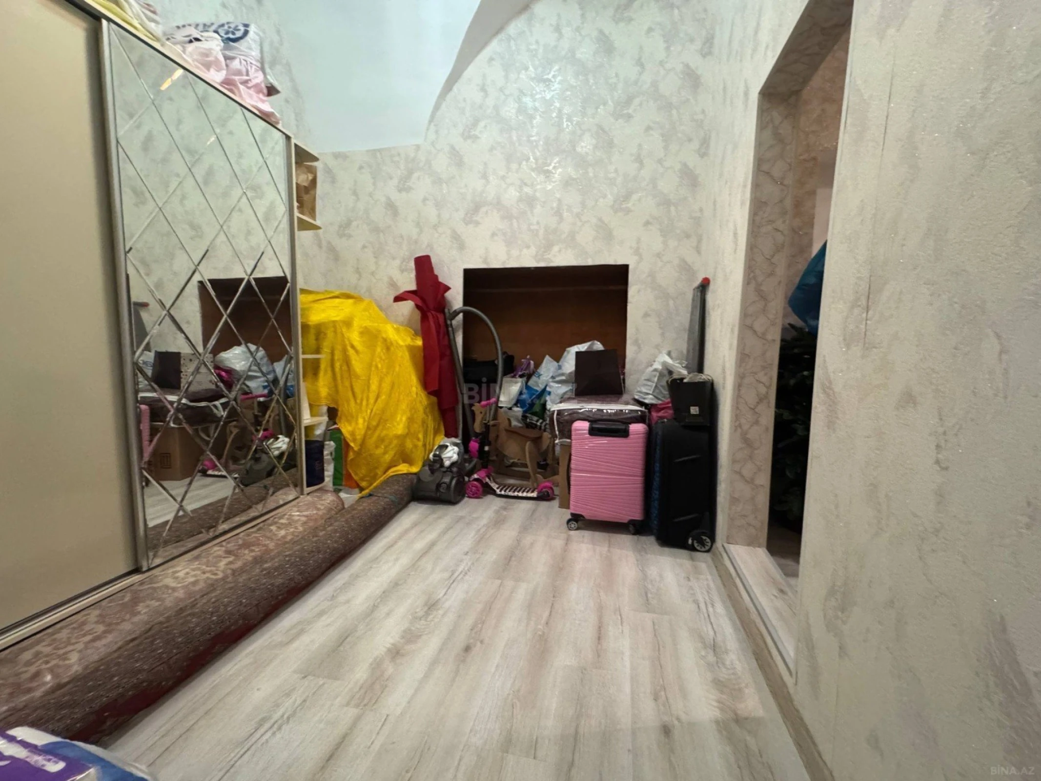 Satılır 4 otaqlı mənzil 120 m²