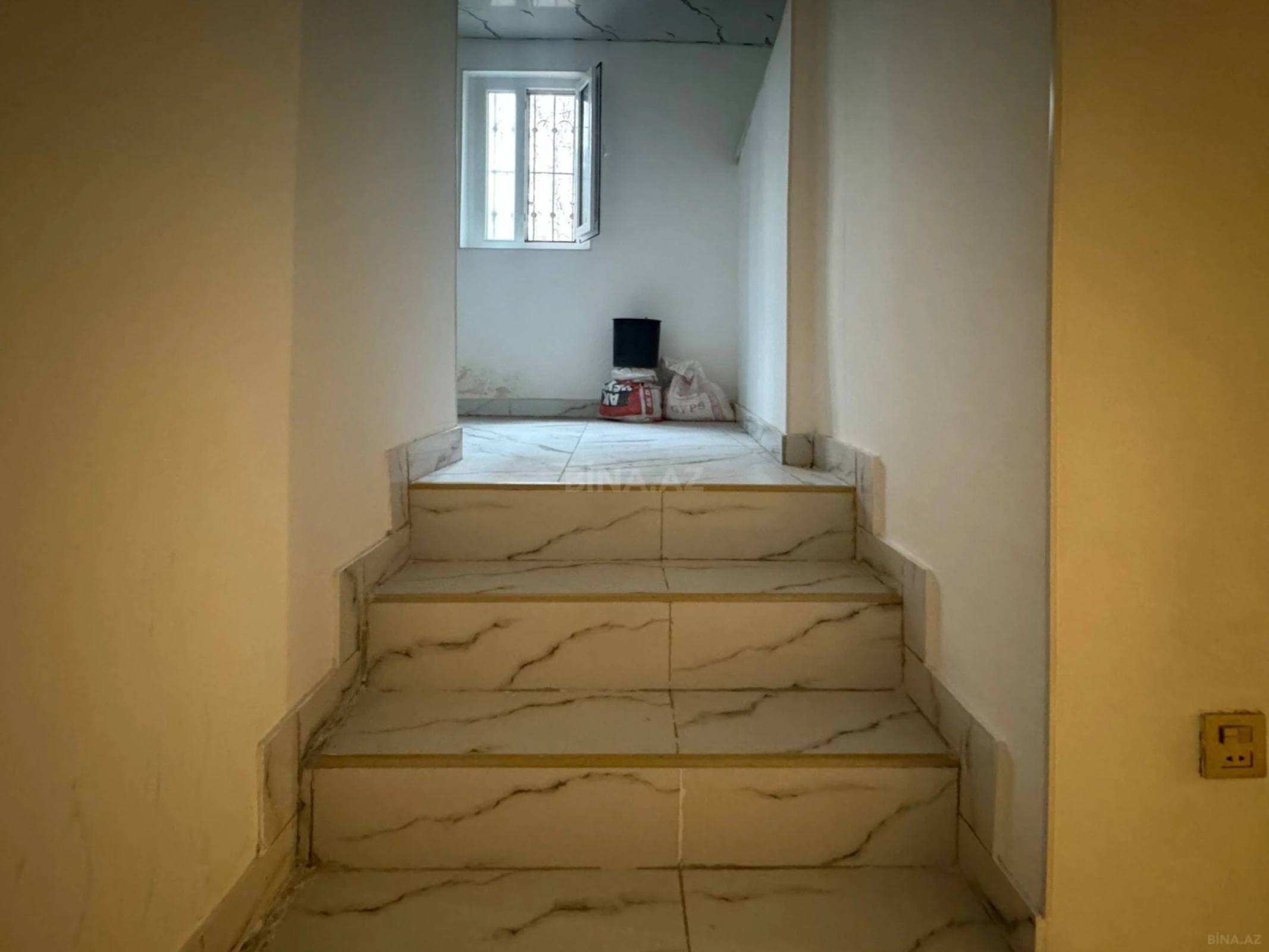 Satılır 4 otaqlı mənzil 120 m²