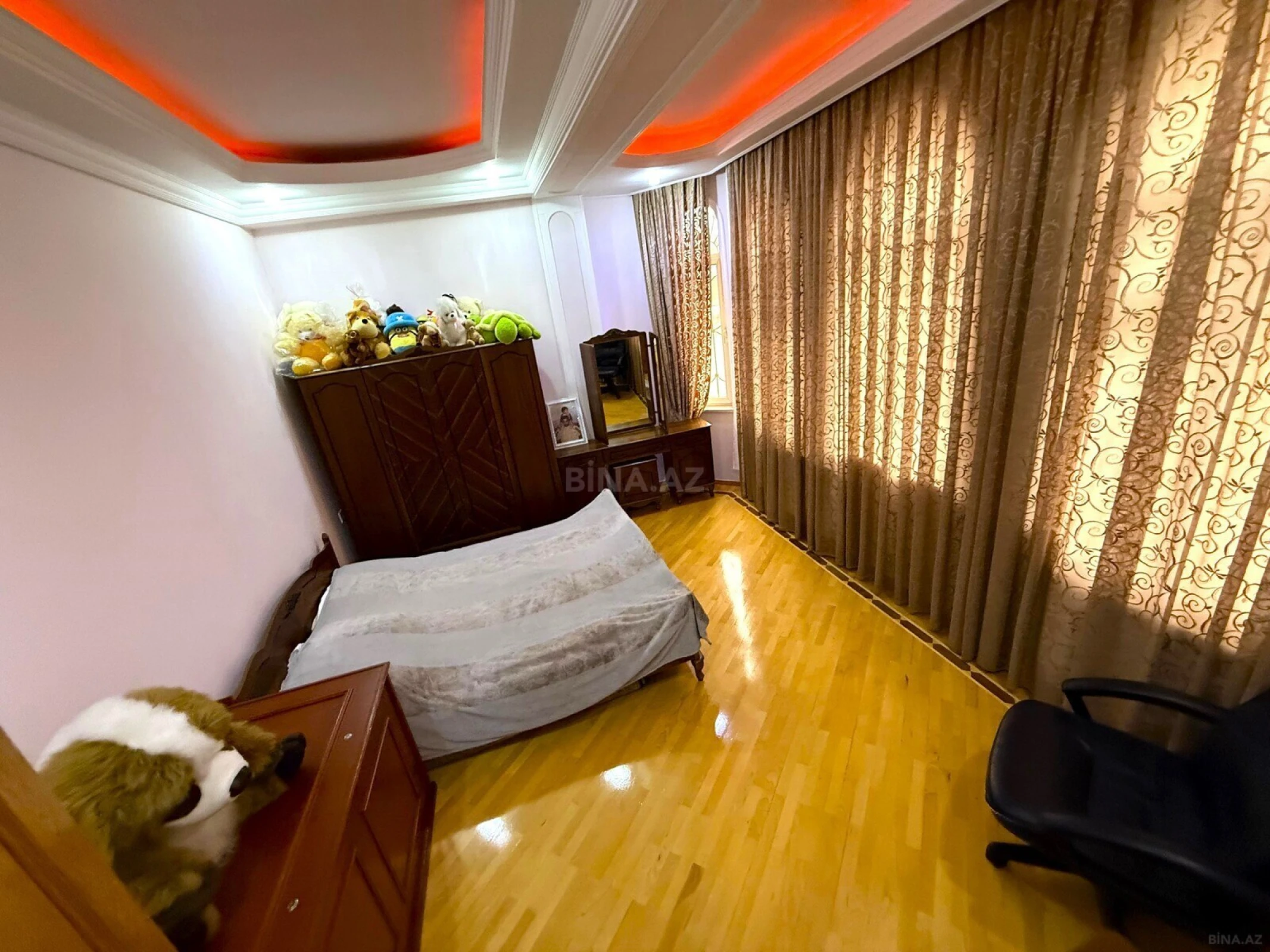 Satılır 12 otaqlı həyət evi 900 m²