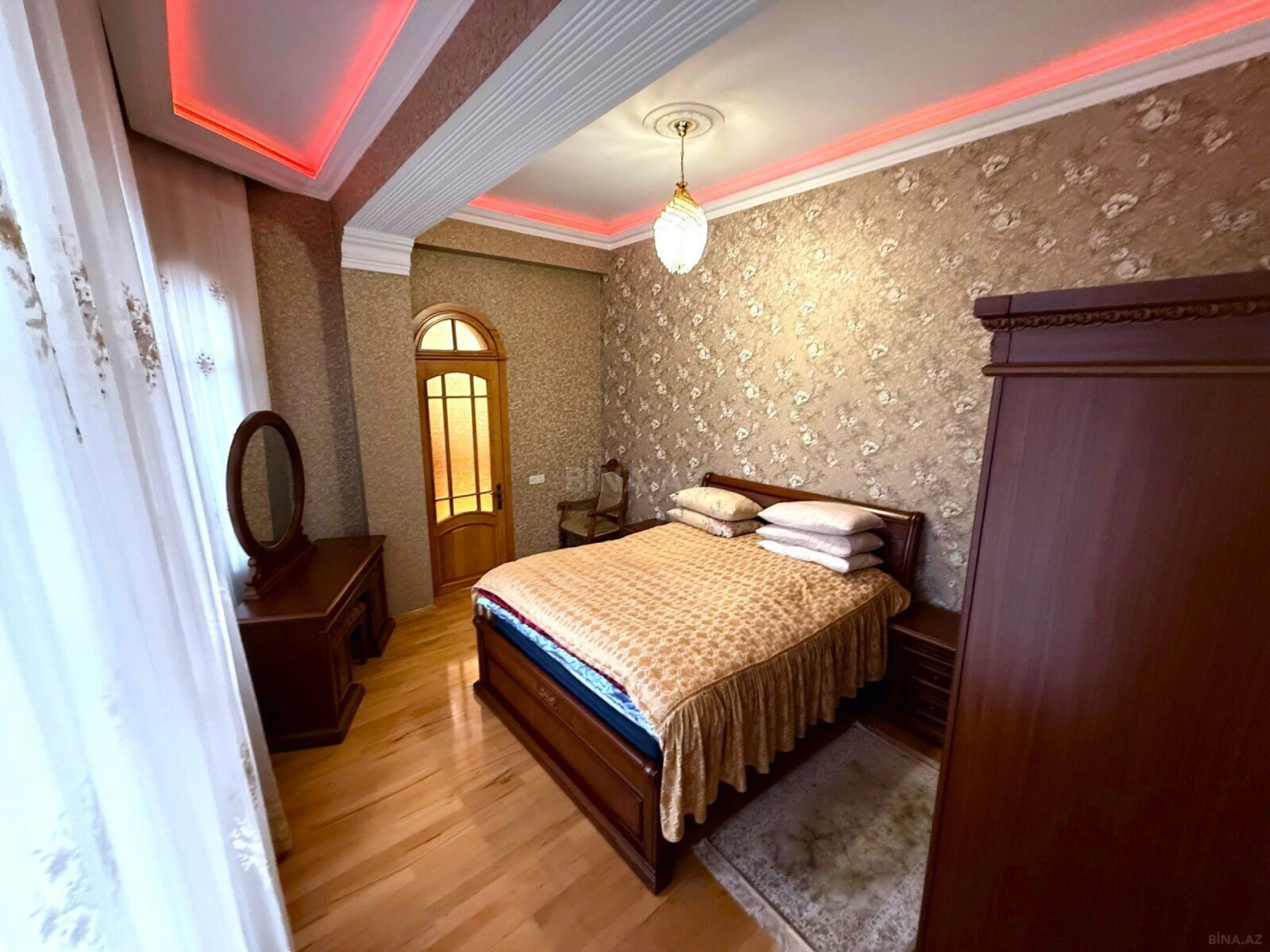 Satılır 12 otaqlı həyət evi 900 m²