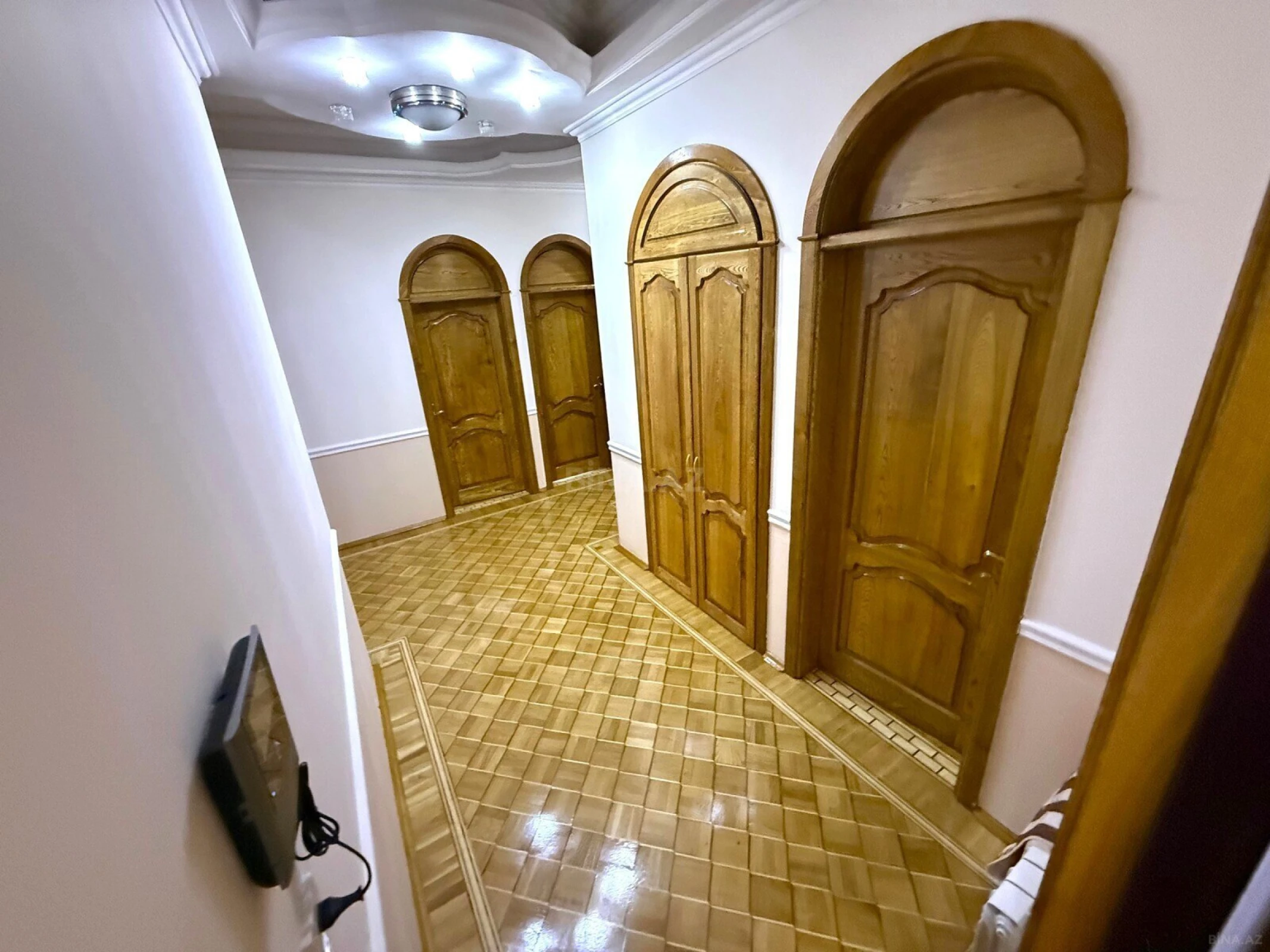 Satılır 12 otaqlı həyət evi 900 m²