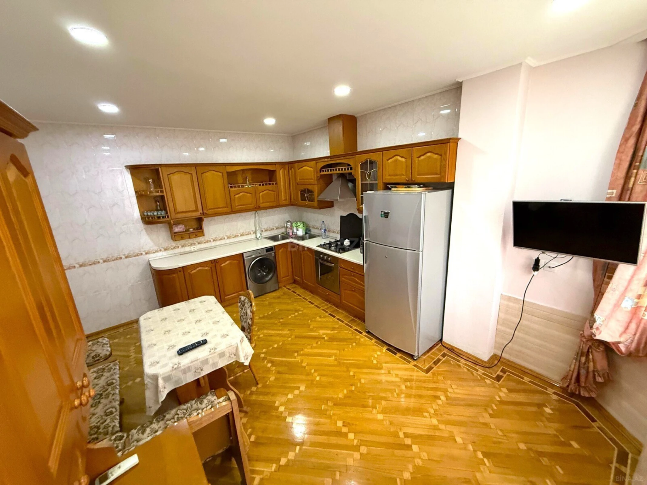 Satılır 12 otaqlı həyət evi 900 m²