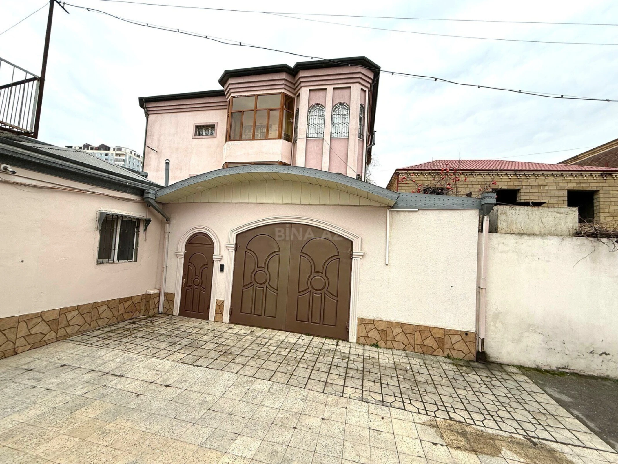 Satılır 12 otaqlı həyət evi 900 m²