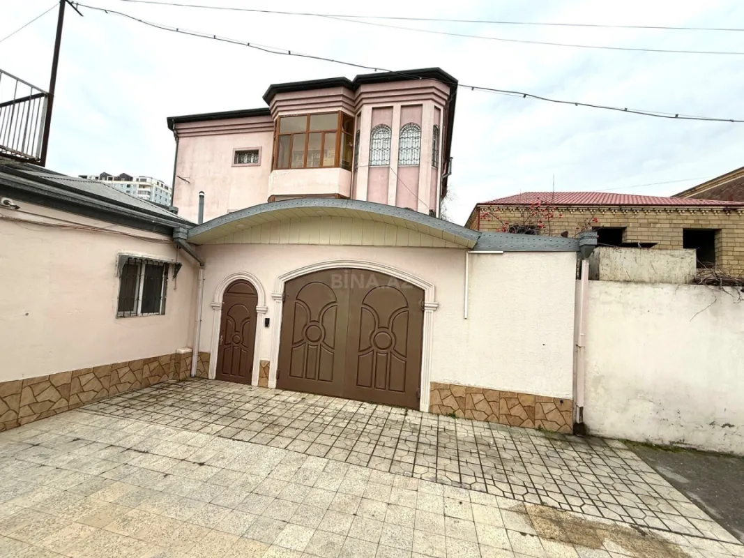 Satılır 12 otaqlı həyət evi 900 m²