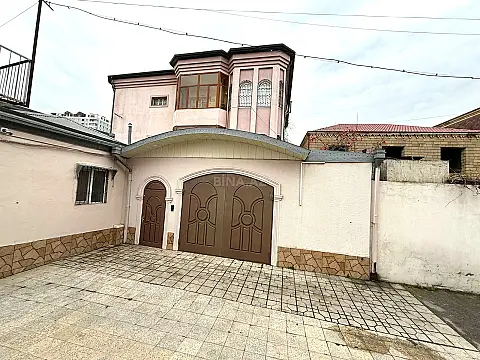 Satılır 12 otaqlı həyət evi 900 m²