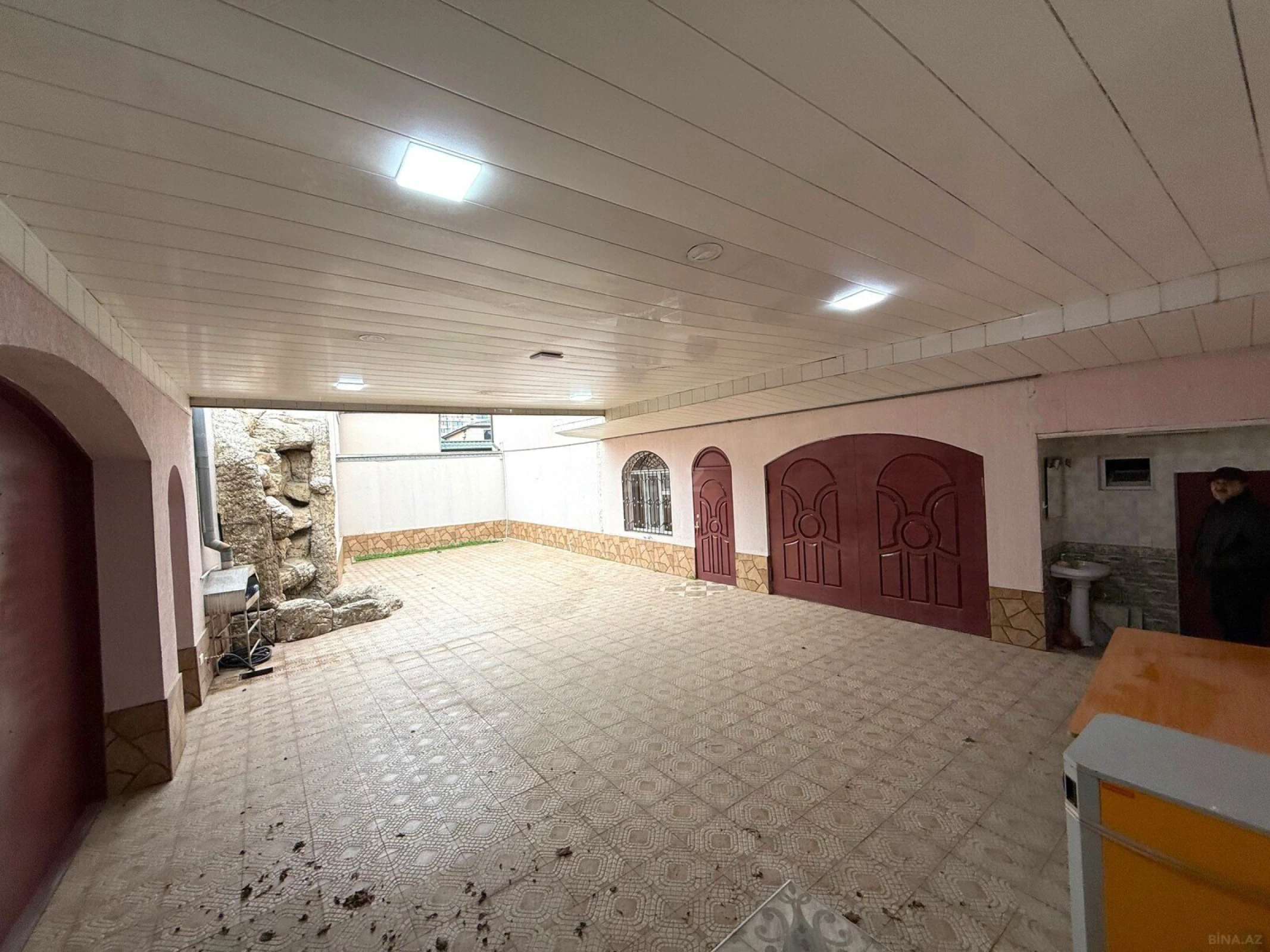 Satılır 12 otaqlı həyət evi 900 m²