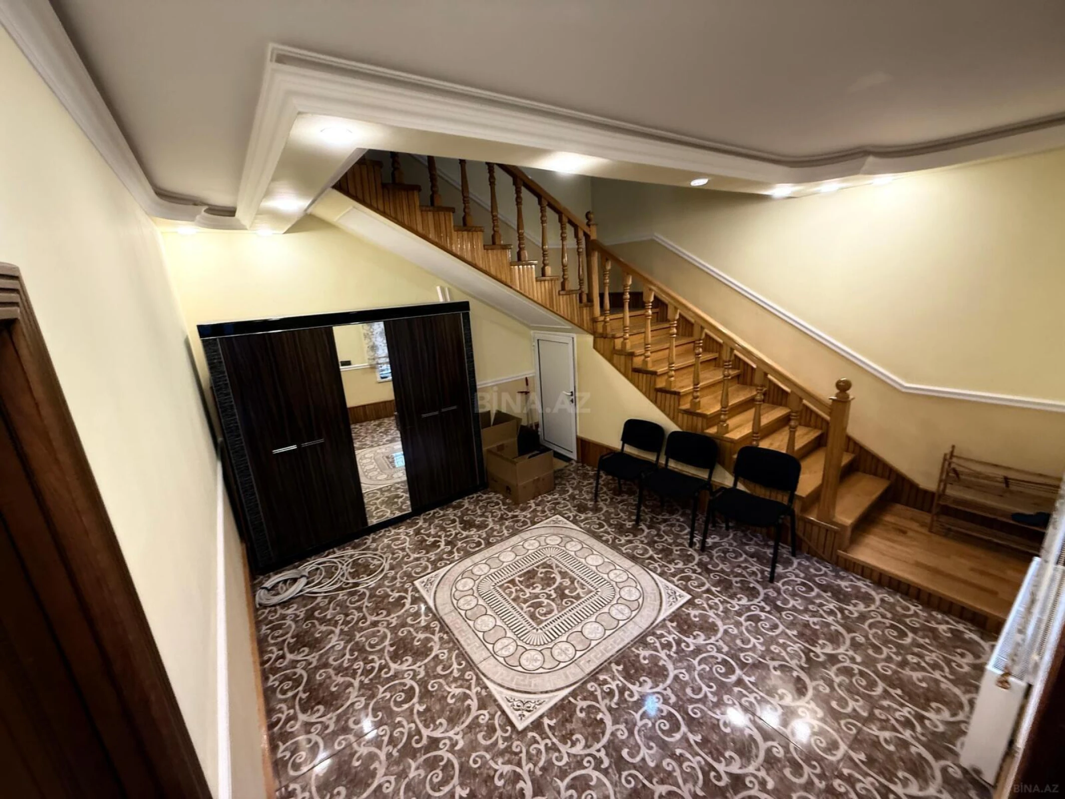 Satılır 12 otaqlı həyət evi 900 m²