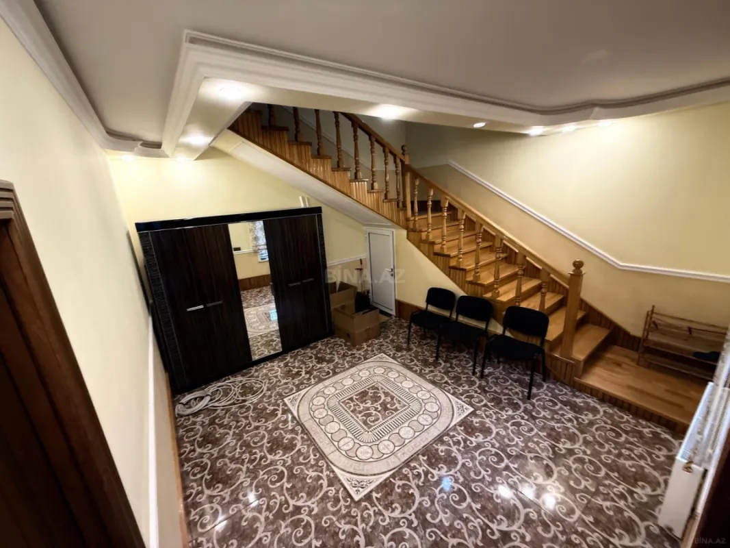 Satılır 12 otaqlı həyət evi 900 m²