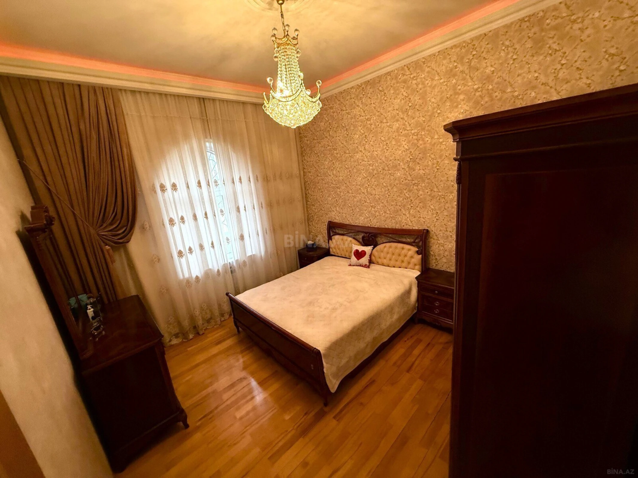 Satılır 12 otaqlı həyət evi 900 m²