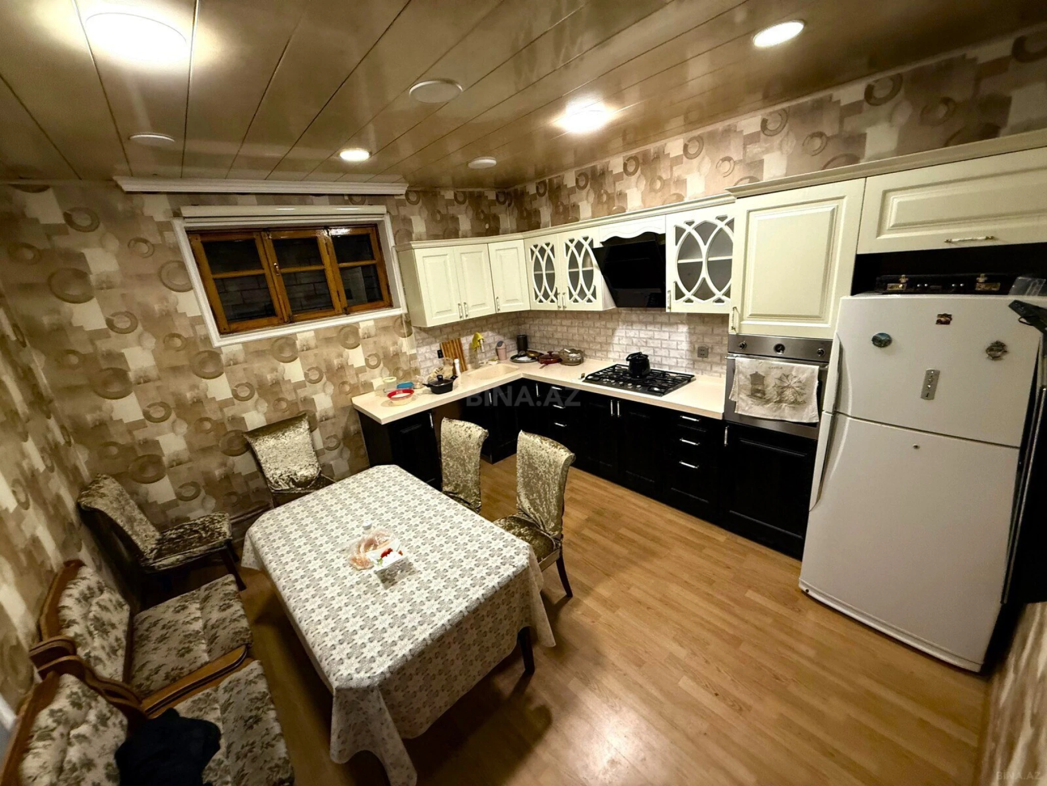 Satılır 12 otaqlı həyət evi 900 m²