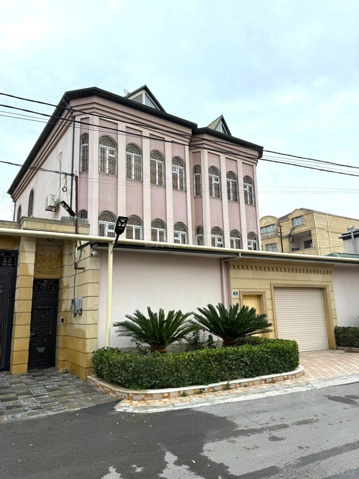 Satılır 12 otaqlı həyət evi 900 m²