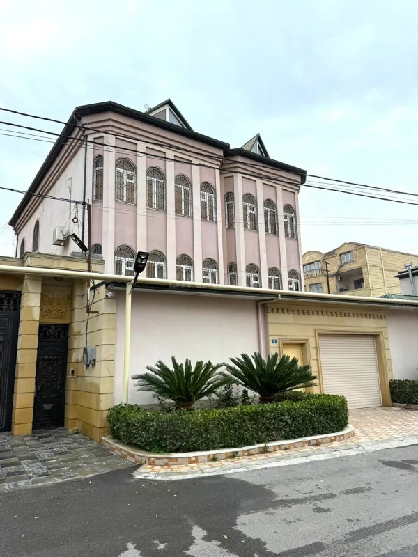 Satılır 12 otaqlı həyət evi 900 m²