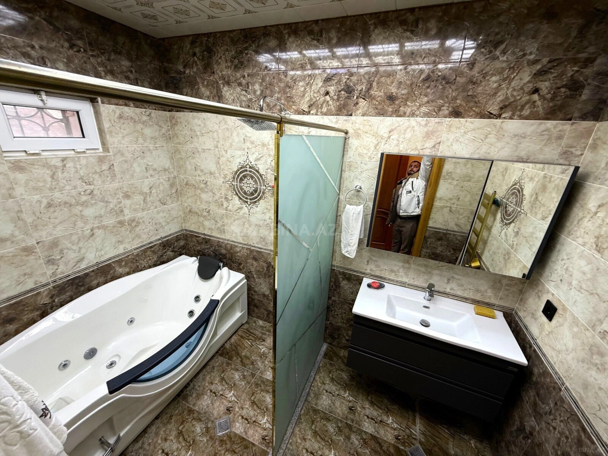 Satılır 12 otaqlı həyət evi 900 m²