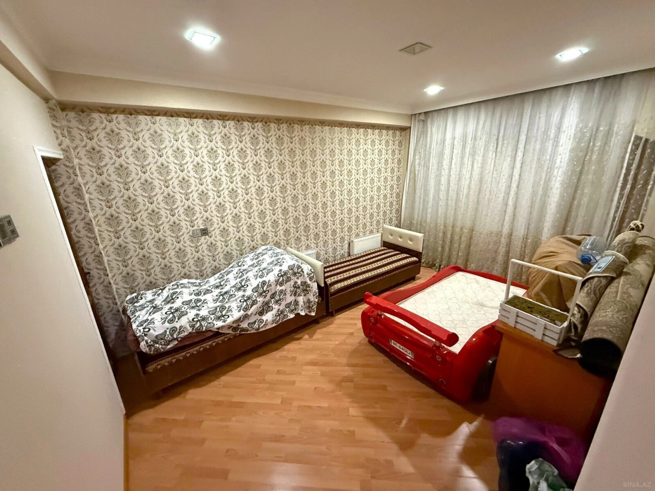 Satılır 12 otaqlı həyət evi 900 m²