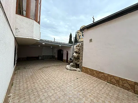Satılır 12 otaqlı həyət evi 900 m²