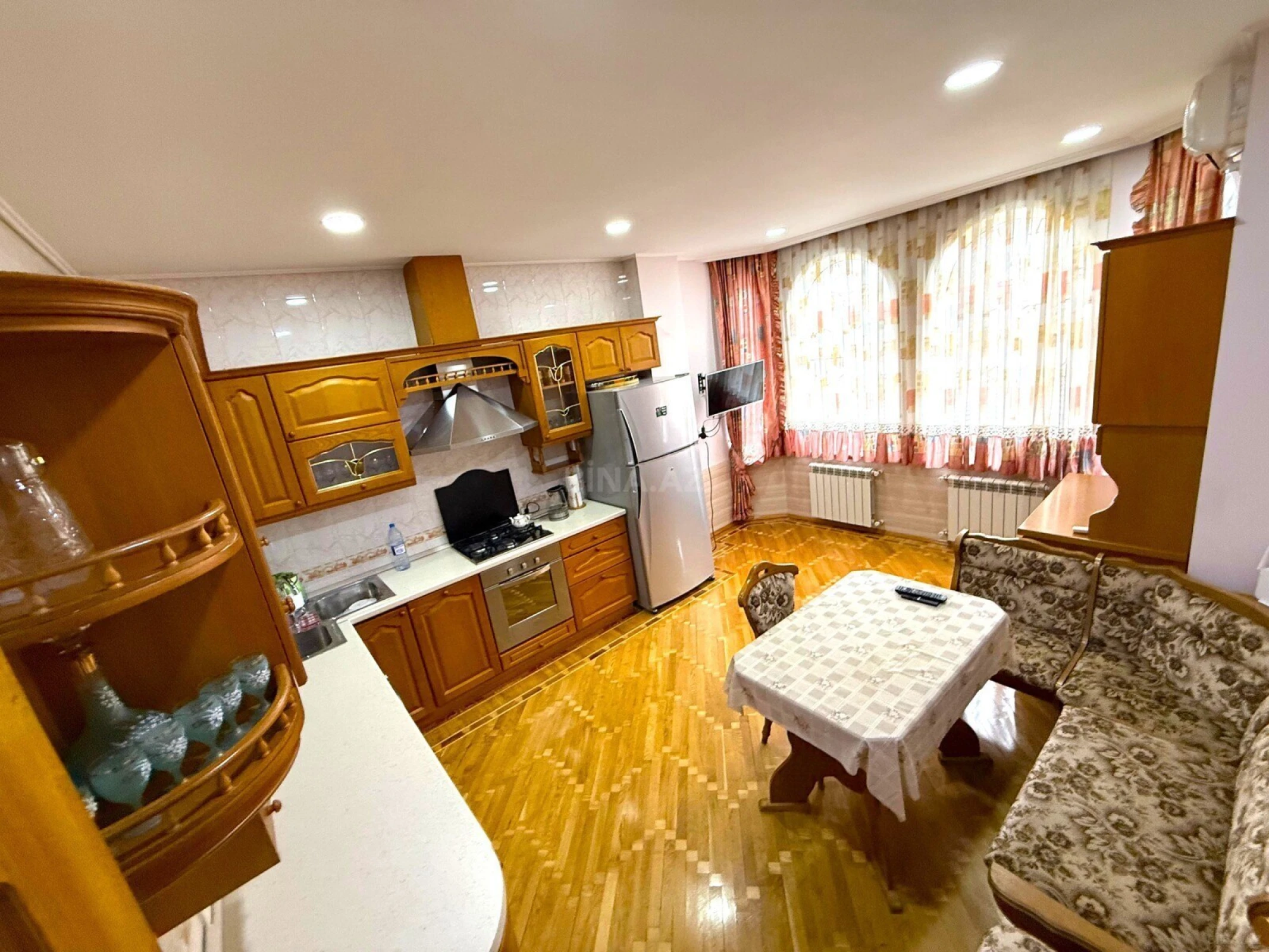 Satılır 12 otaqlı həyət evi 900 m²