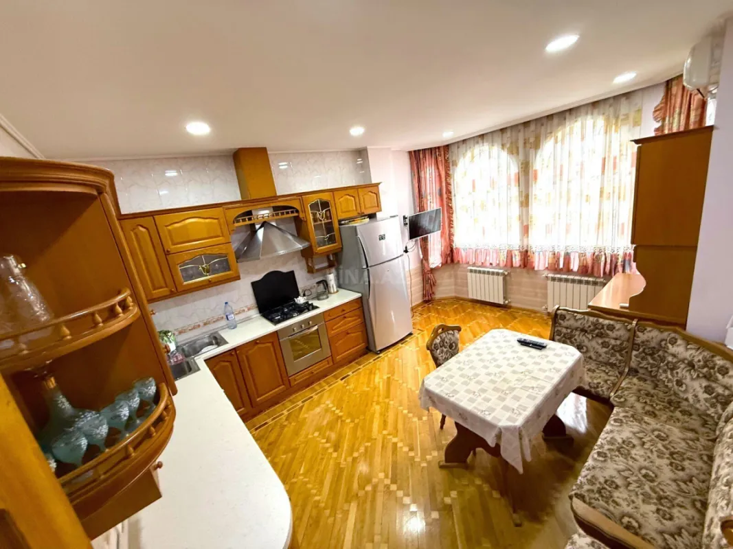 Satılır 12 otaqlı həyət evi 900 m²