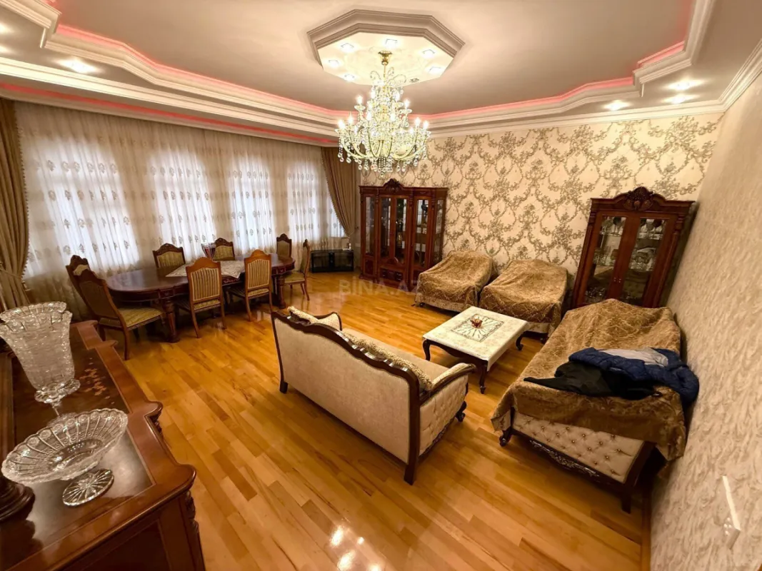 Satılır 12 otaqlı həyət evi 900 m²