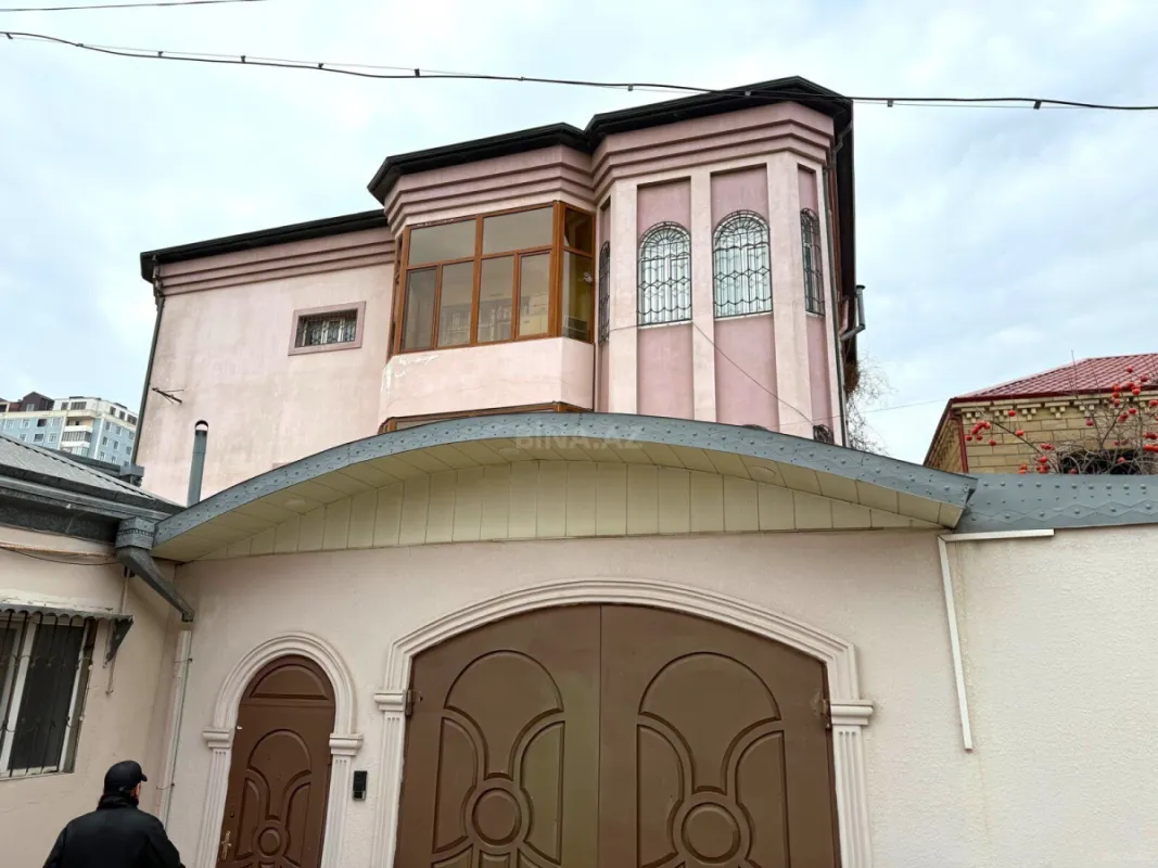 Satılır 12 otaqlı həyət evi 900 m²