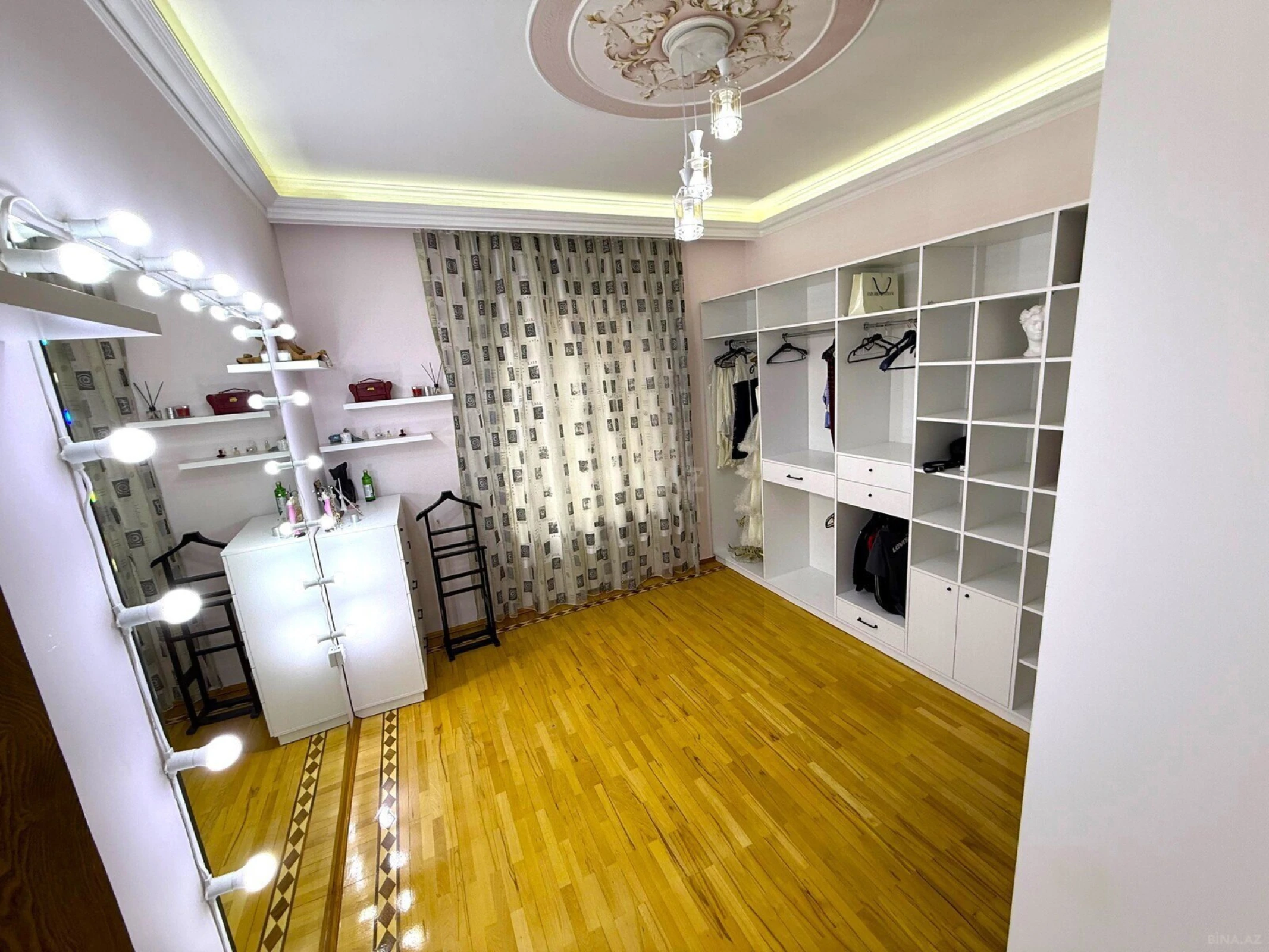Satılır 12 otaqlı həyət evi 900 m²