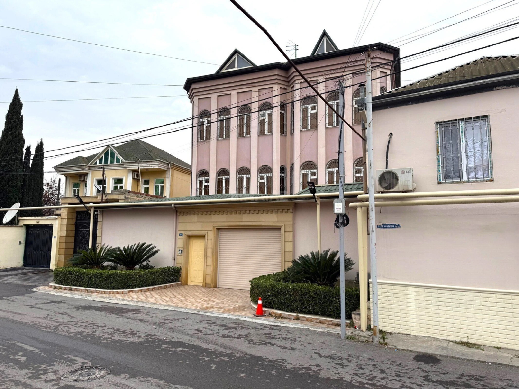 Satılır 12 otaqlı həyət evi 900 m²