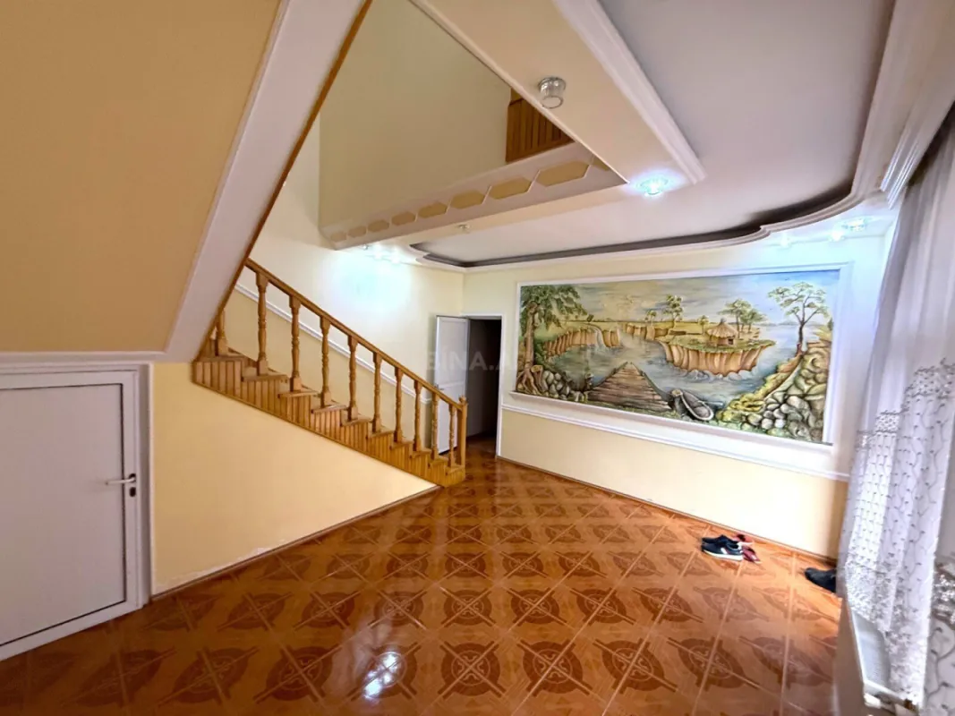 Satılır 12 otaqlı həyət evi 900 m²