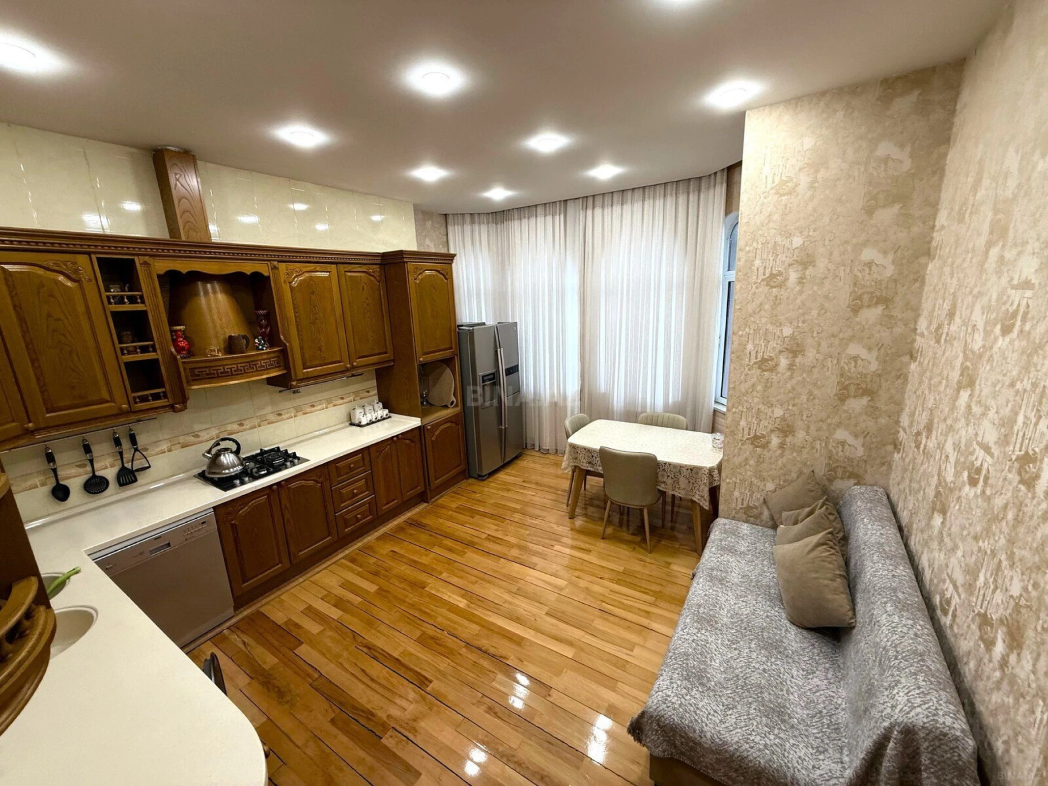 Satılır 12 otaqlı həyət evi 900 m²