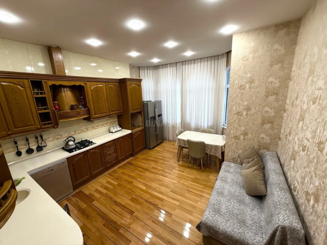 Satılır 12 otaqlı həyət evi 900 m²