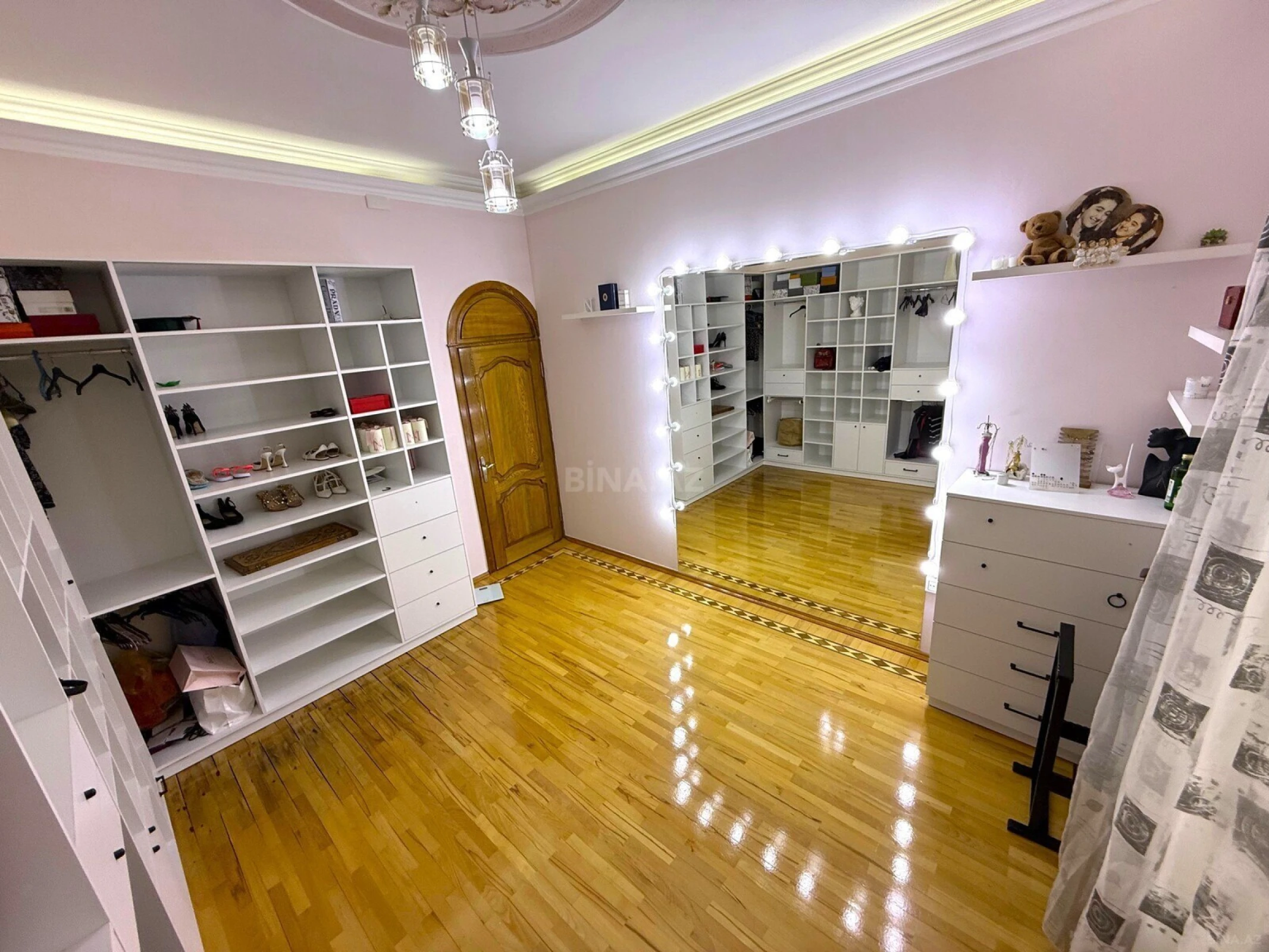 Satılır 12 otaqlı həyət evi 900 m²