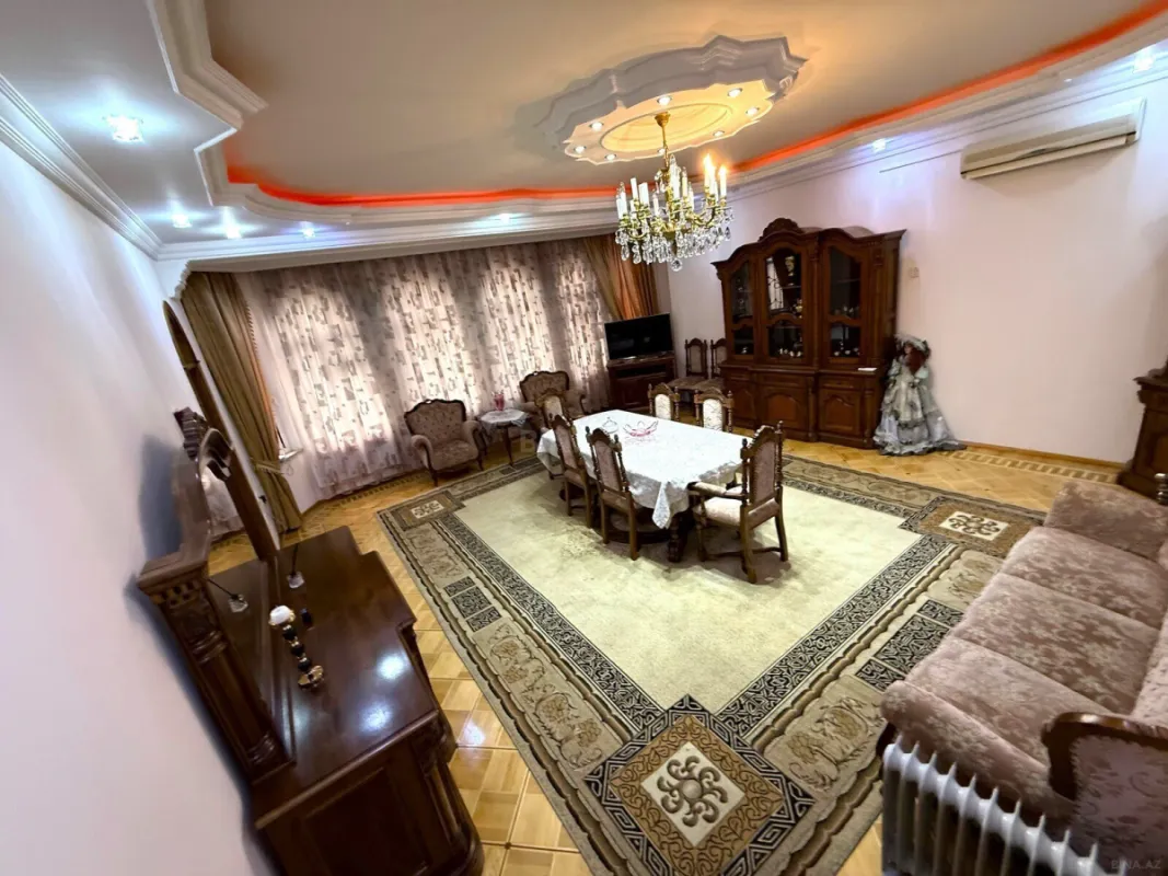 Satılır 12 otaqlı həyət evi 900 m²
