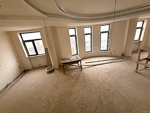 Satılır 8 otaqlı həyət evi 650 m²