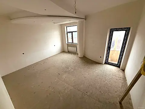 Satılır 8 otaqlı həyət evi 650 m²