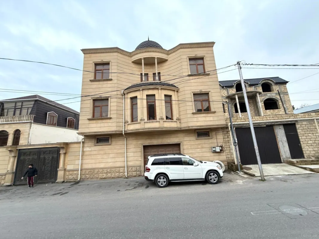 Satılır 8 otaqlı həyət evi 650 m²